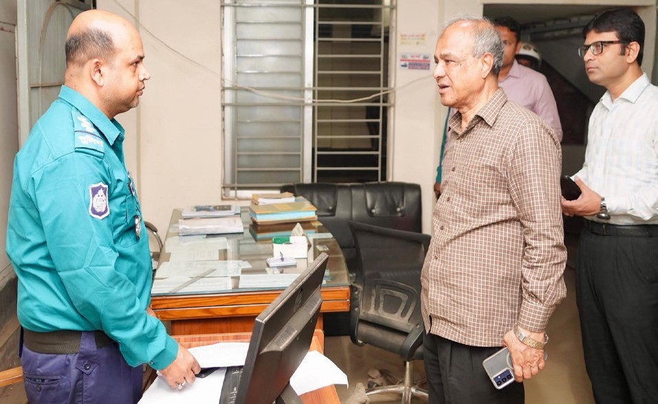 ভোরে রাজধানীর ৪ থানা পরিদর্শনে স্বরাষ্ট্র উপদেষ্টা